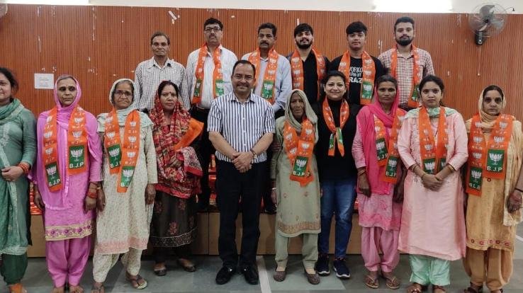 15 families joined hands of Congress, joined BJP