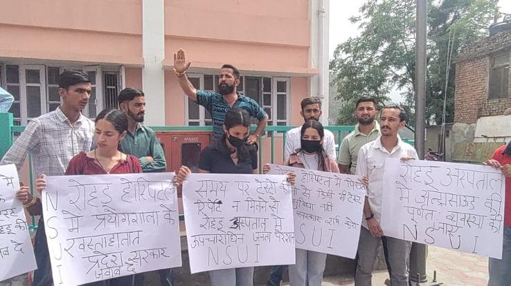 NSUI protest against inconveniences in Rohru Civil Hospital