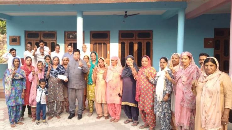 Former MLA Chaudhary Surendra Kaku gave check to Mahila Mandal