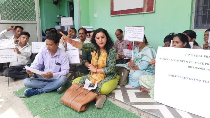 Employees will join indefinite hunger strike on June 5: Sushma Rohilla