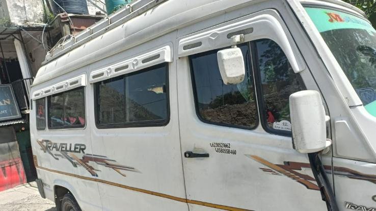 Man working on NH was hit by tempo traveler, dies