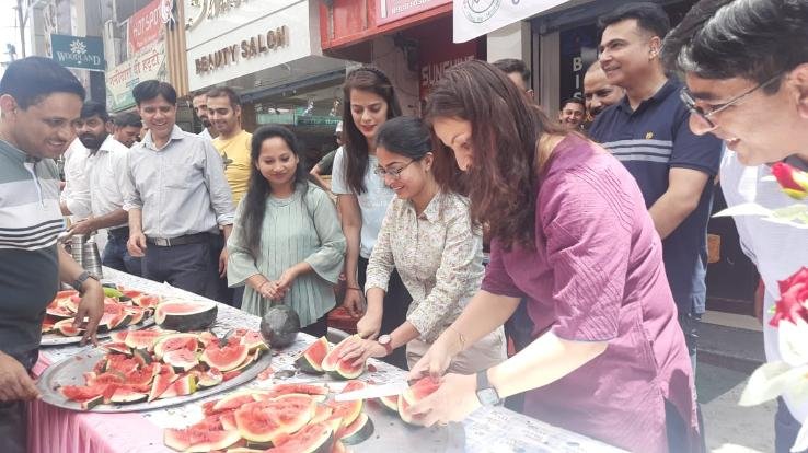 Hamirpur Press Club planted Chhabil at Gandhi Chowk, distributed watermelon