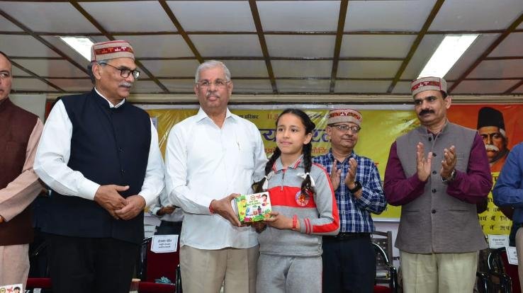  Governor distributed child protection kits to students