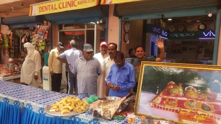 The shopkeepers put a shadow in the deluge