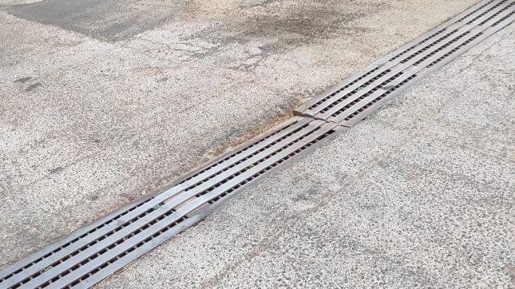 : An iron web bent in the middle of the road in Kanol, a danger to the drivers