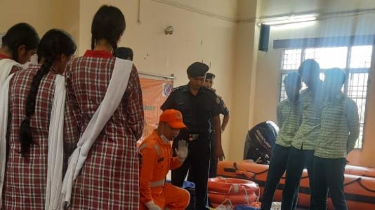 NDRF team gave information on how to save people's lives during disaster