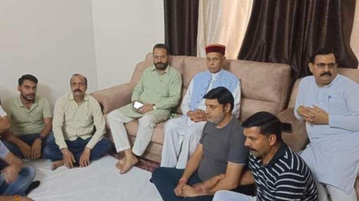 Hamirpur: Former Chief Minister Prem Kumar Dhumal arrived to console the city council vice-president Sandeep Bhardwaj.