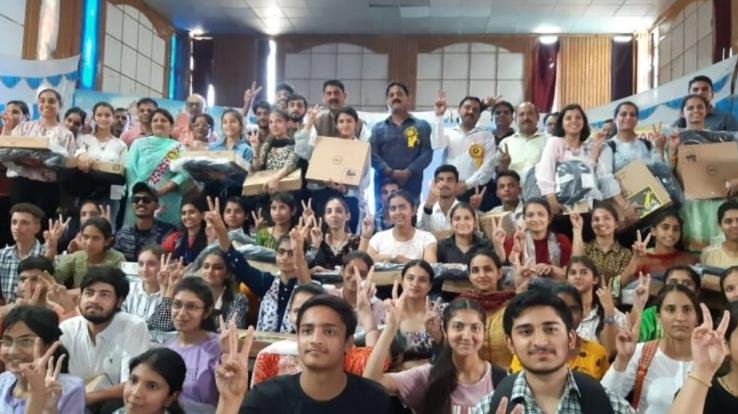 Nurpur: Forest Minister Rakesh Pathania distributed laptops to 565 students