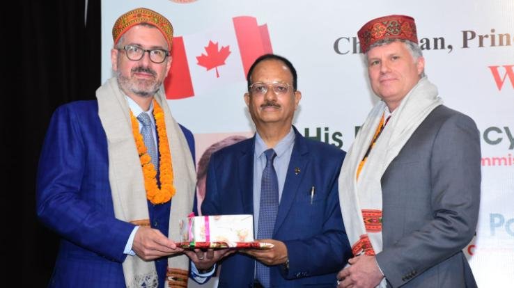 Principal of Canada welcomed the Deputy Commissioner of Canada in the premises of St. Paul's School