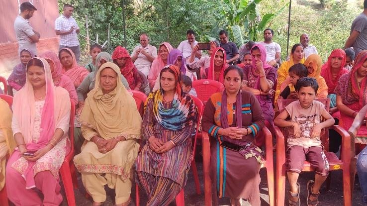 People of Dhind Basti expressed their gratitude to Trilok Kapoor for getting the road paved