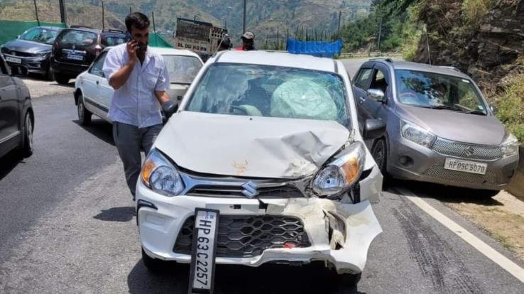 While overtaking, a parked car collided, woman injured