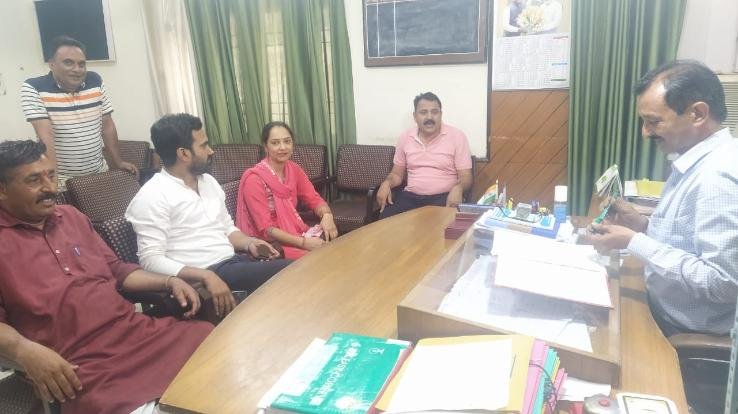 Dr. Sukrit Sagar met IPH XEN and people to solve the water problem