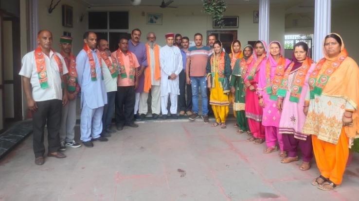 Dozens of families joined hands of Congress, joined BJP