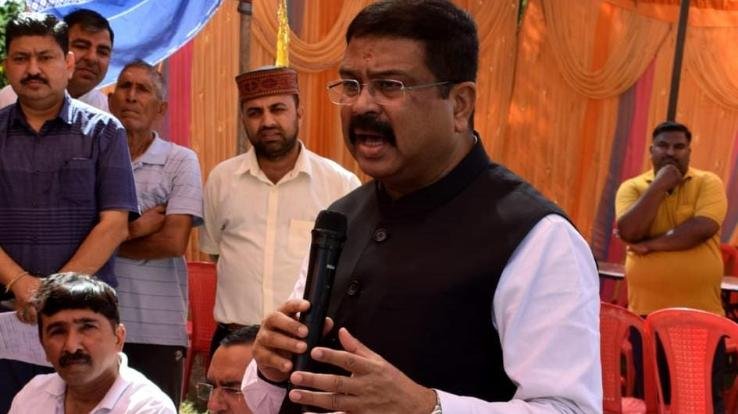 Union Education Minister reached Jwalamukhi, distanced himself from media personnel