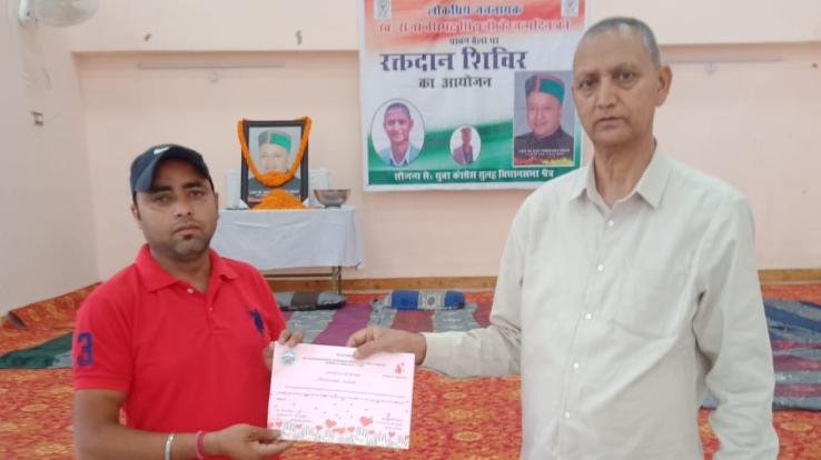 Raj Verma, who donated blood for the 15th time, was honored by the former MLA