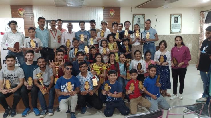 College's Managing Director rewarded the winners of the Under-19 Chess Championship