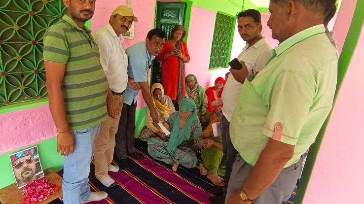 affected transport assembly presented a check of four lakhs to the family of the driver