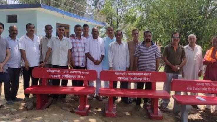 Jaisinghpur: Public welfare organization presented four benches to Sakoh temple
