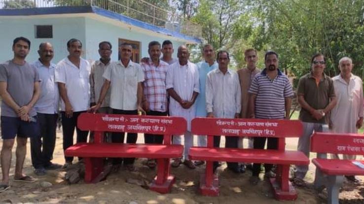 Public welfare organization gave four benches to Sakoh temple