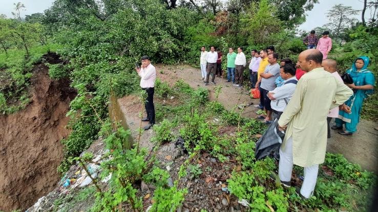 The main road of the village under Nandrul Panchayat collapsed due to rain, SDM Kangra reached the spot.