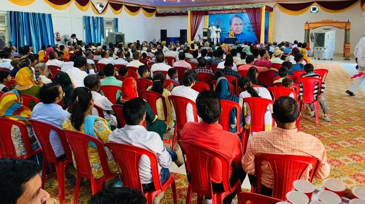 On the birth anniversary of Narayan Chand Parashar, the Indian Kshatriya Ghrit Bahti Chahang Mahasabha organized a ceremony