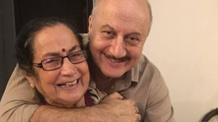 Mother of Bollywood star Anupam Kher takes blessings of Jwalamukhi