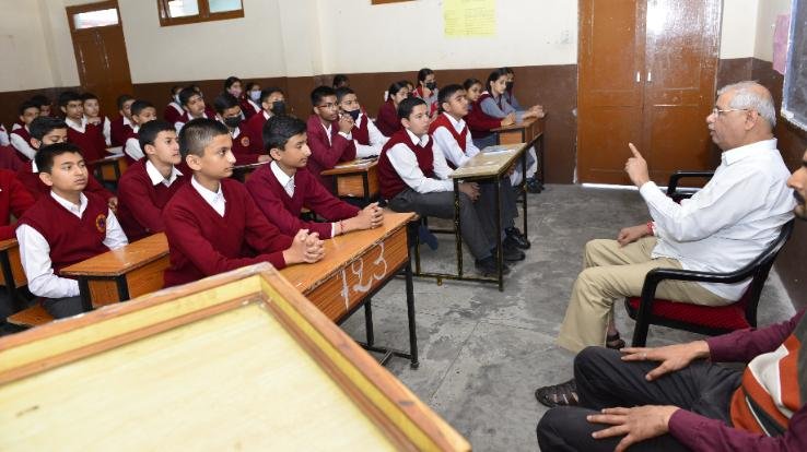 Governor interacts with the students of Saraswati Vidya Mandir School