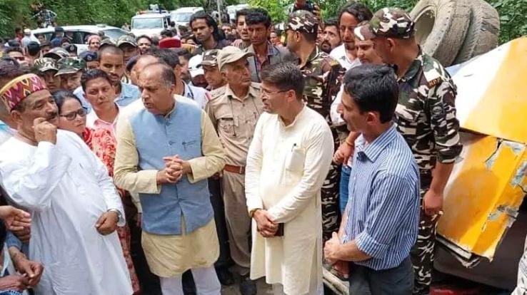 CM visits Kullu bus accident site