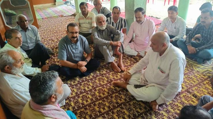 Mr. Avinash Rai Khanna reached Rakesh Sharma Babli's native place