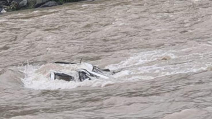 Kullu: Car submerged in Beas river, one dead body recovered