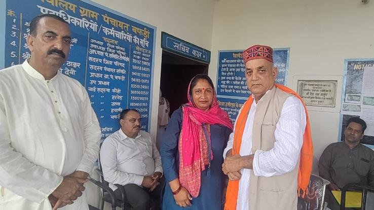 Narendra Thakur distributed induction chulhas to 84 families in Bafdi Panchayat