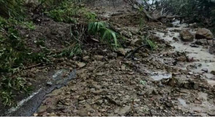 Road blocked due to fall of Lhasa near Sajanpur bridge