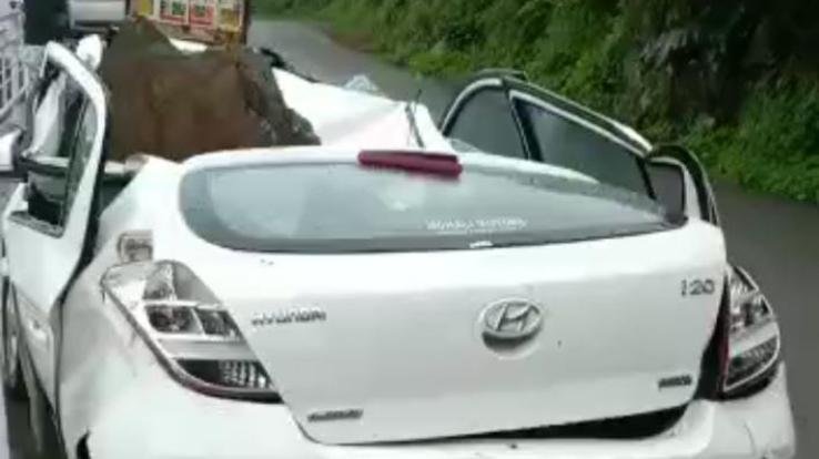  Huge rock fell on the car, the vehicle damaged