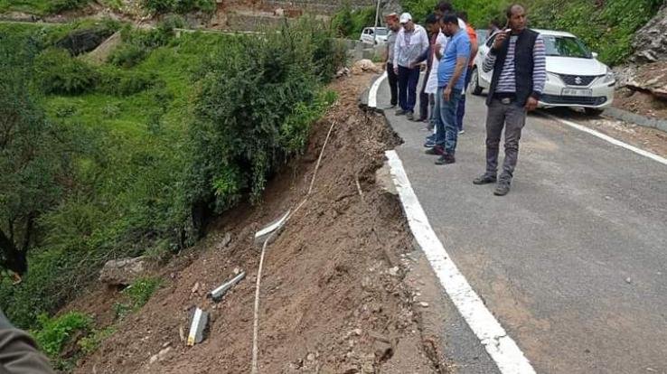 Surendra Shourie reached to meet the family of the deceased in Shashar bus accident