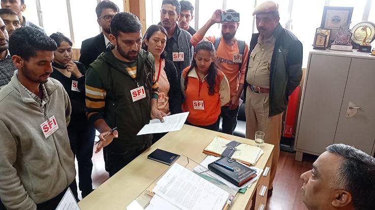 SFI University Unit submitted a memorandum to the Dean regarding examination related issues