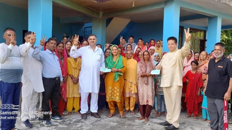 Former MLA and Ramesh Brar gave a check of ten thousand rupees to Mahila Mandal