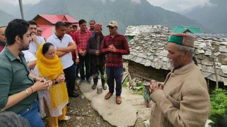 Pratibha Singh reached to meet the families of the dead in the tragic bus accident in the valley