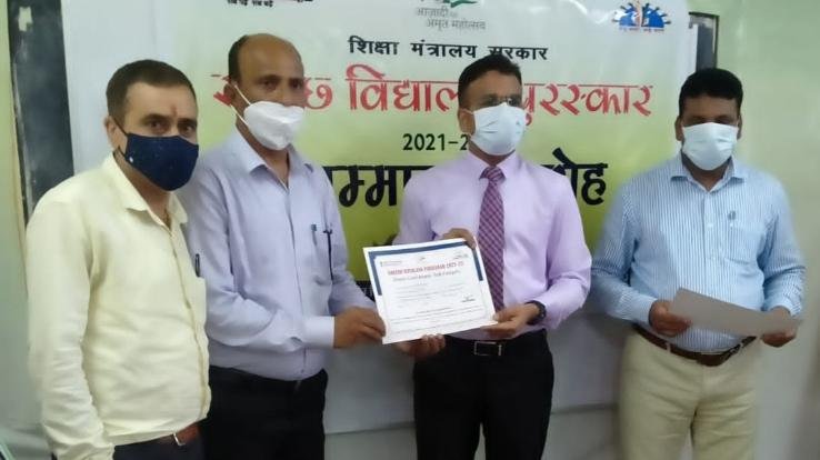 Clean School Award to GAV, Deputy Commissioner Nipun Jindal honored Principal Sunil Kant Chadha in diet