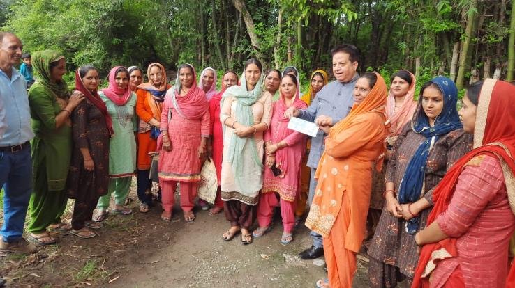 Surendra Kaku distributed checks to Mahila Mandal in village Kohala under Jan Ashirwad Yatra