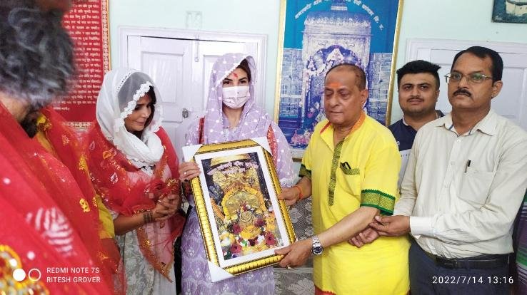 Bollywood actress Jacqueline Fernandez bowed her head at Mata Shree Bajreshwari temple