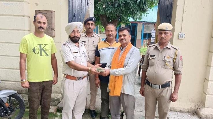 Dehra: Haripur police station in-charge Nazir Singh showed honesty by returning money