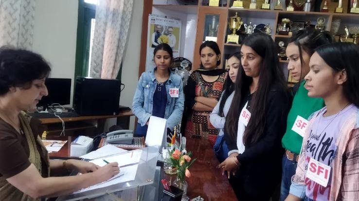 SFI RKMV unit submitted a memorandum to the principal against ABVP