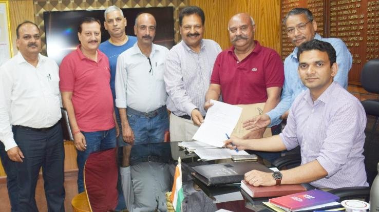 Development organization discussed with the Deputy Commissioner regarding parking and unauthorized colonies