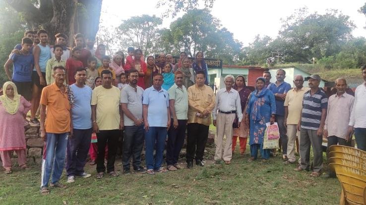 Surendra Kaku distributed checks to women's circles and youth circles in Andreta-Saladi