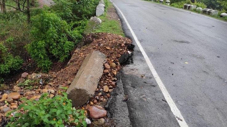 Dang fell on Dadasiba bridge due to non-drainage of rain water