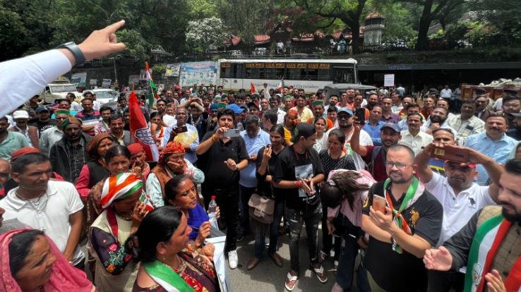 Hundreds of Congress workers demonstrated against the anti-government decisions