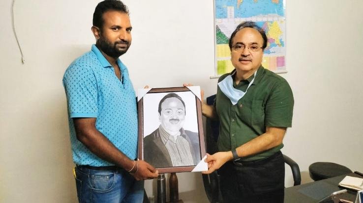 Sketch artist Vishal Sindhi made Dr. Sandeep Mahajan sketch, presented