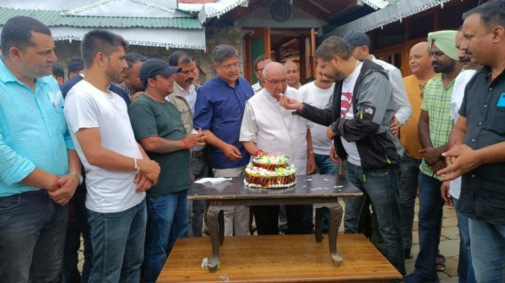 On the birthday of Brij Bihari Butel, fruits were distributed to the patients in the hospital