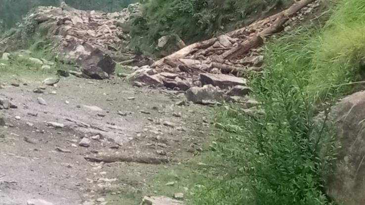 Bagipul-Tharla road blocked due to landslide near Chhaleer temple