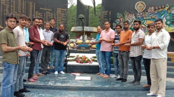 Youth Congress pays homage to the martyrs at the martyr memorial on Kargil Vijay Diwas